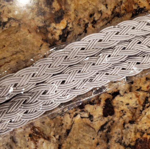 Beautiful curtain holdback - Picture 3 of 3